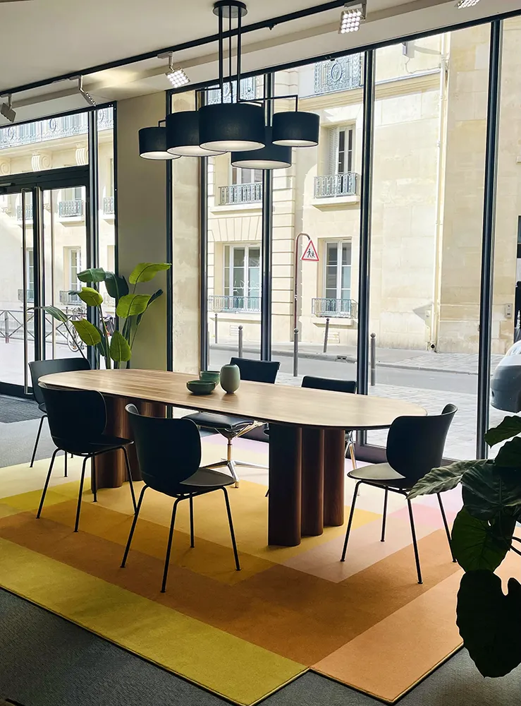 Mobilier exposé dans le showroom