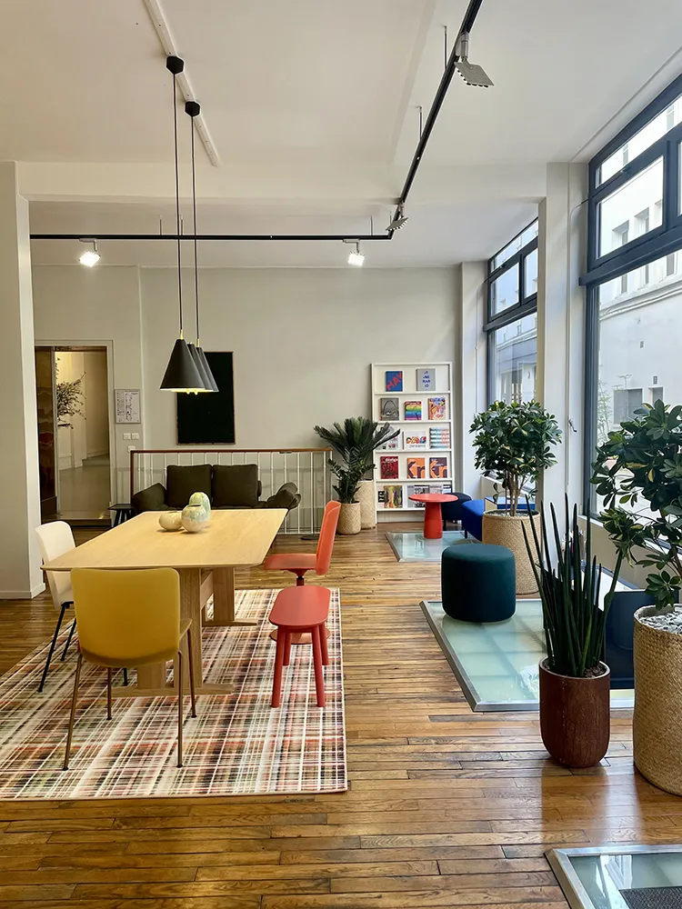 Mise en scène de produits dans le showroom