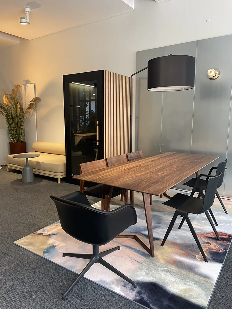 Composition de mobilier et de matières